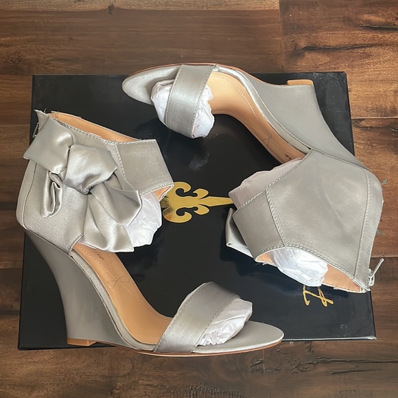 Light gray pour la Victoria wedge satin heel with bow. Beautiful shoe! - Picture 6 of 9